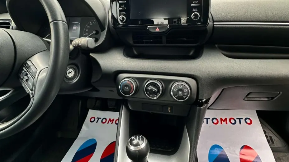 TOYOTA Yaris -