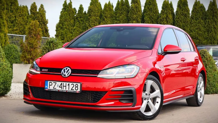 VOLKSWAGEN Golf -