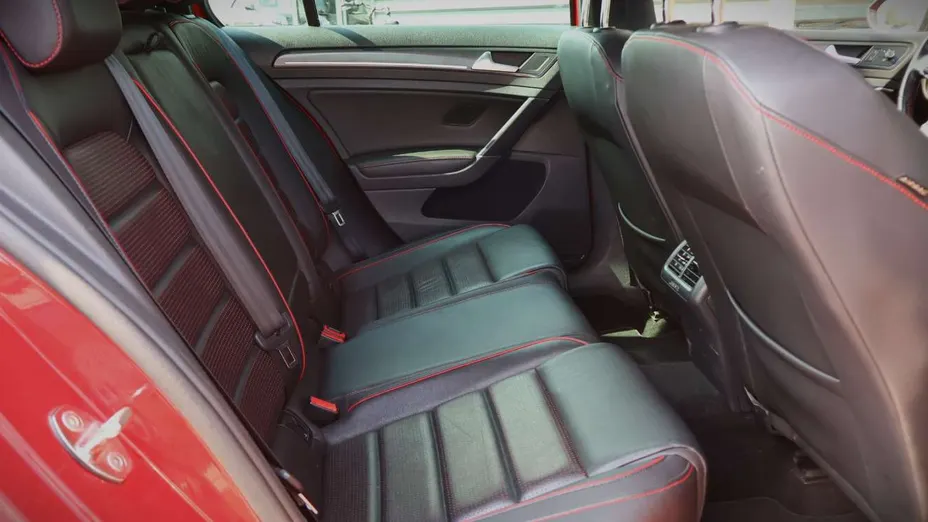 VOLKSWAGEN Golf -