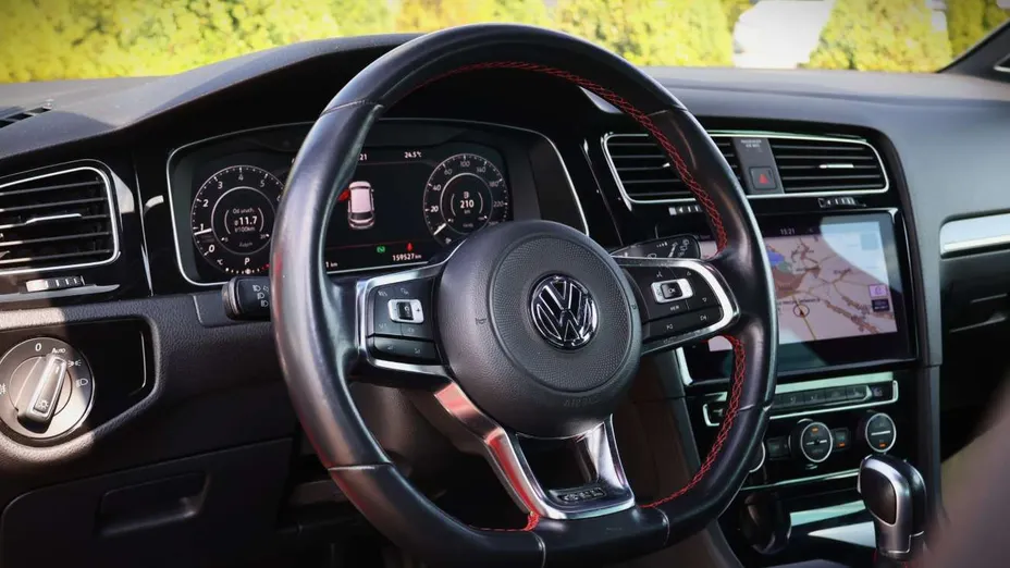 VOLKSWAGEN Golf -