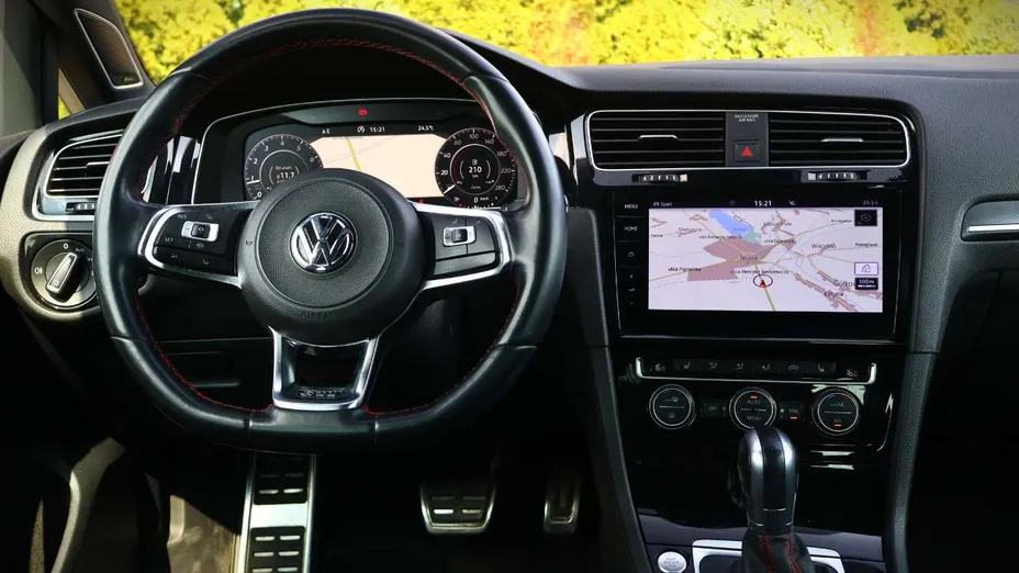 VOLKSWAGEN Golf -
