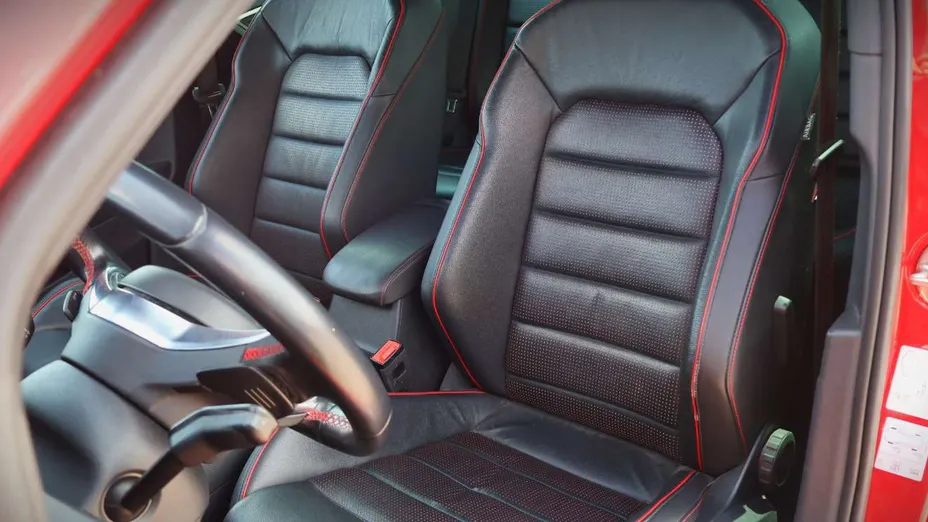 VOLKSWAGEN Golf -
