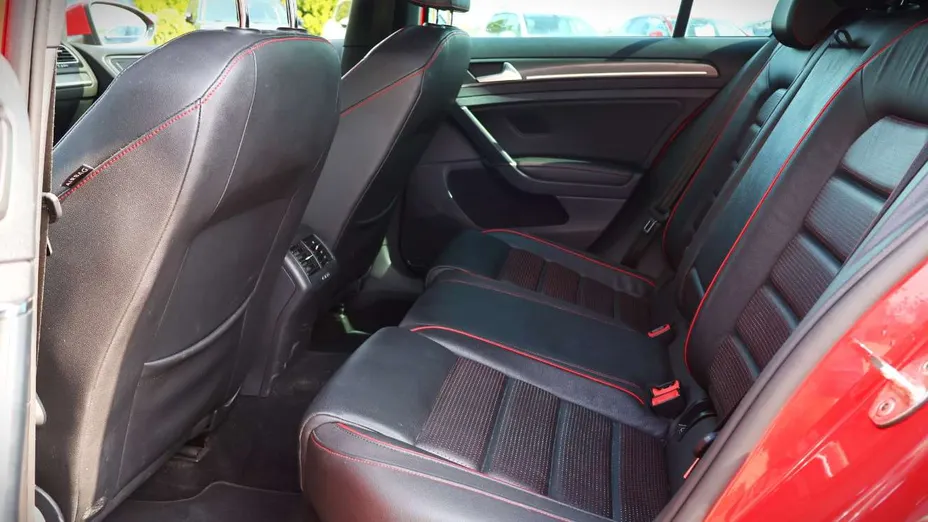 VOLKSWAGEN Golf -