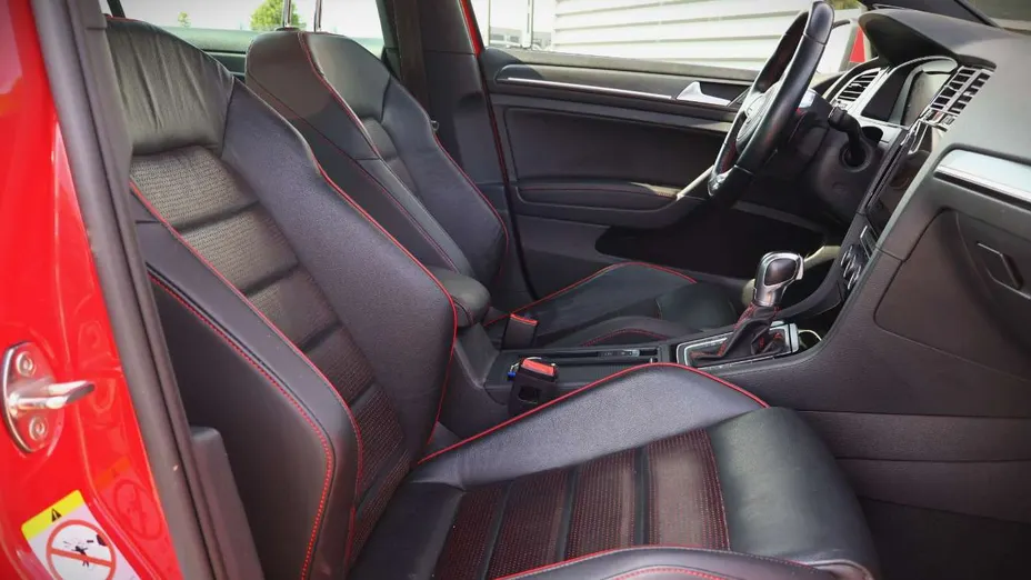 VOLKSWAGEN Golf -