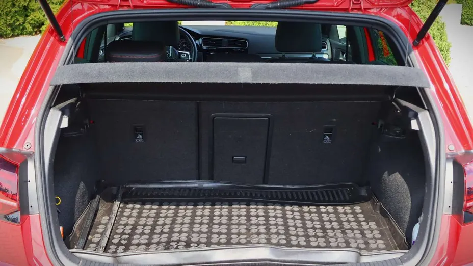 VOLKSWAGEN Golf -