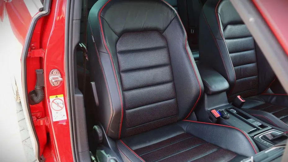 VOLKSWAGEN Golf -