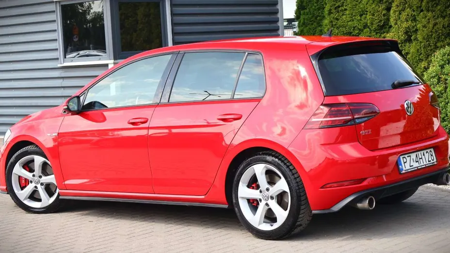 VOLKSWAGEN Golf -