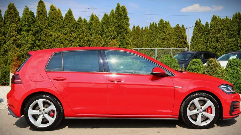 VOLKSWAGEN Golf -