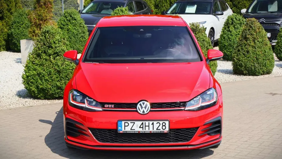VOLKSWAGEN Golf -