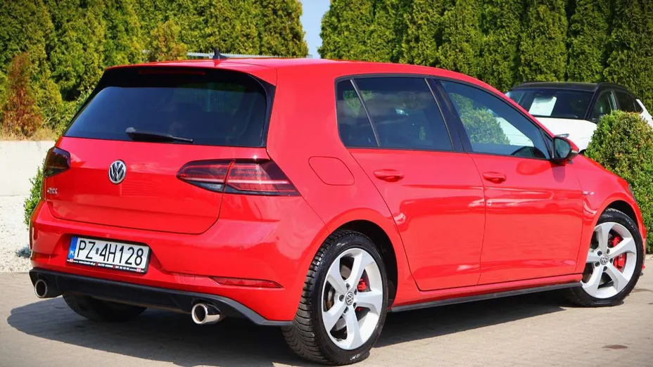 VOLKSWAGEN Golf -