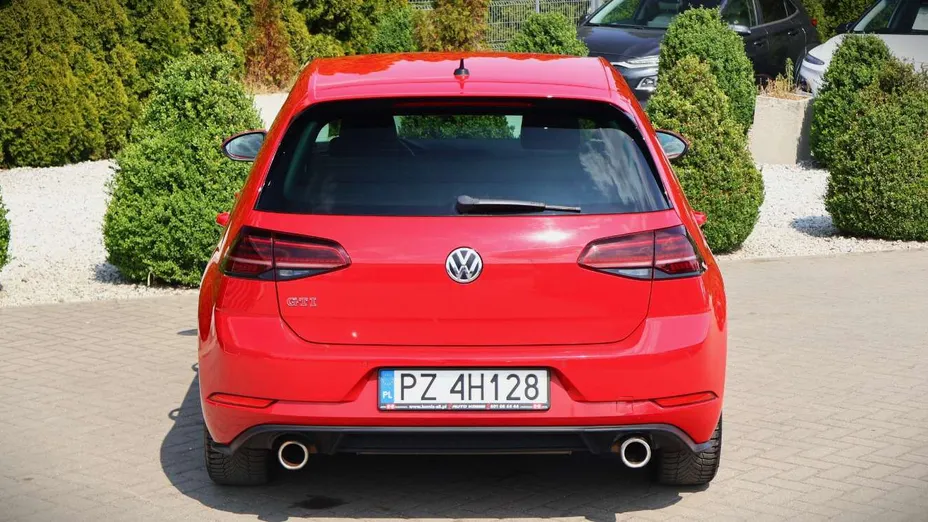 VOLKSWAGEN Golf -