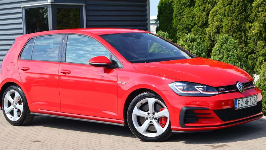 VOLKSWAGEN Golf -