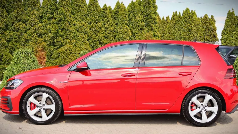 VOLKSWAGEN Golf -