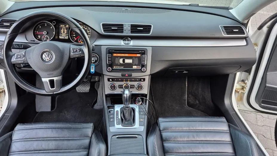 VOLKSWAGEN Passat -