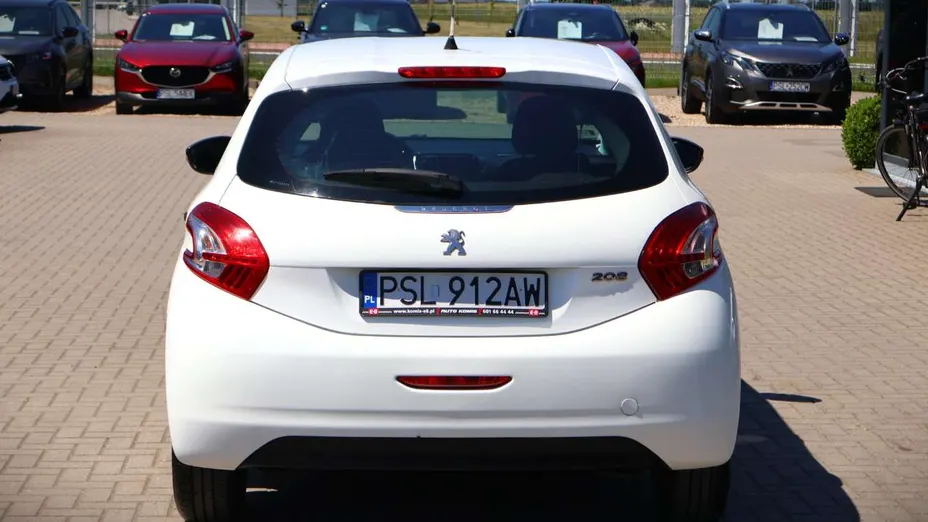 PEUGEOT 208 -