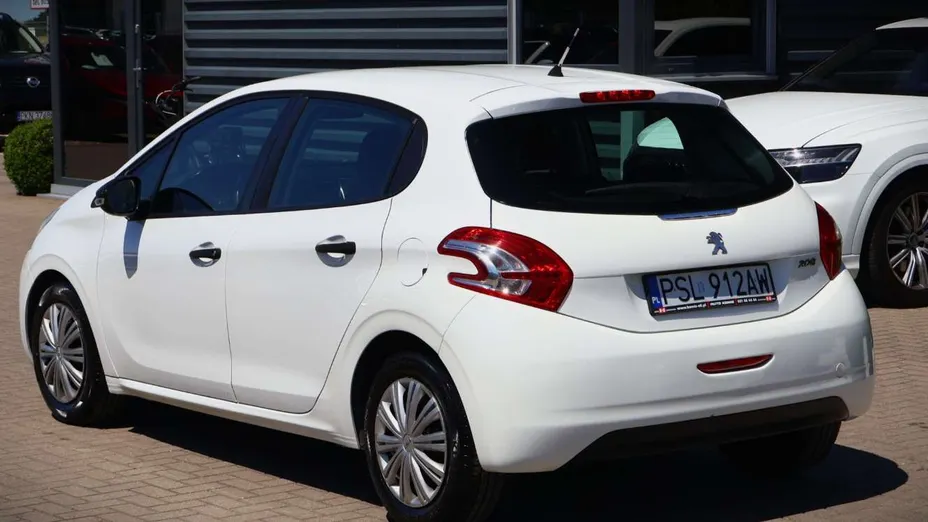 PEUGEOT 208 -