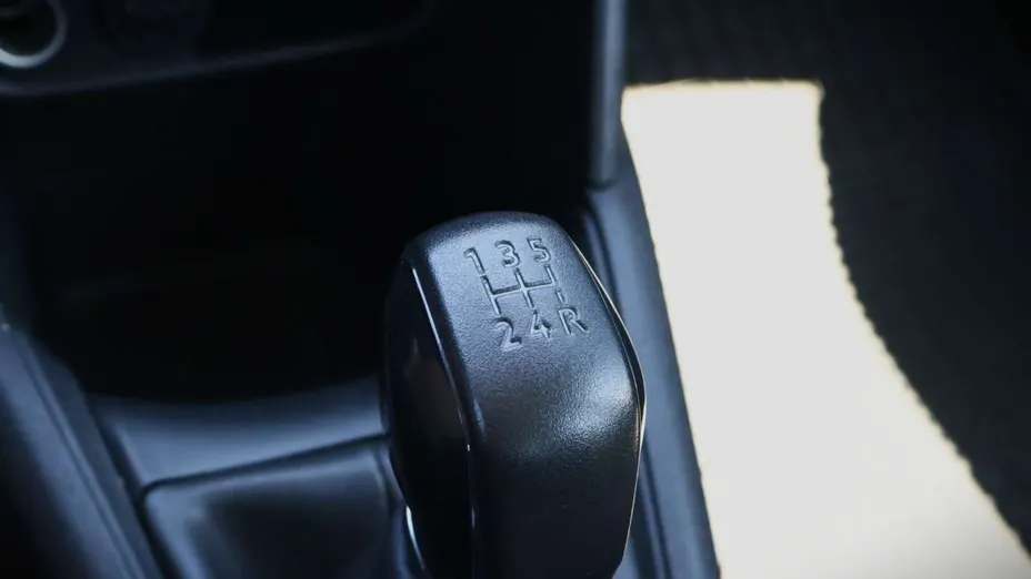 PEUGEOT 208 -
