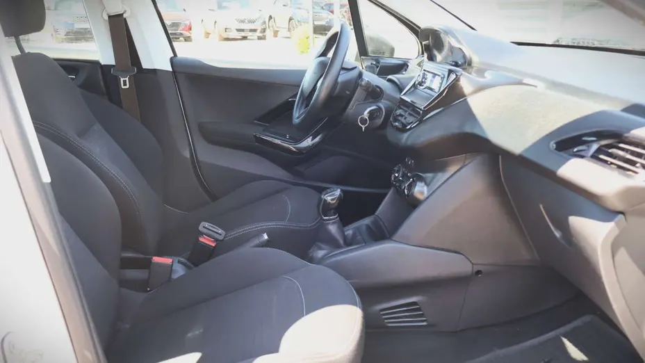 PEUGEOT 208 -