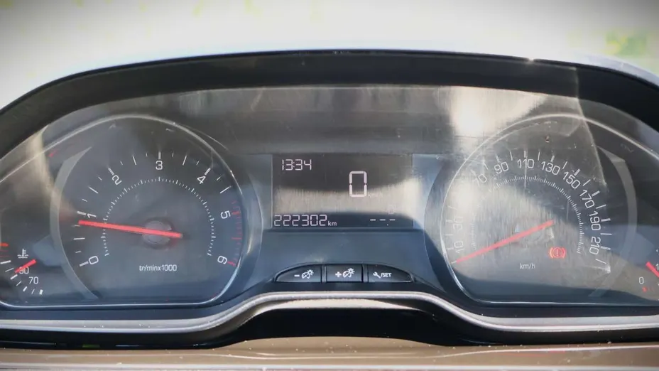 PEUGEOT 208 -
