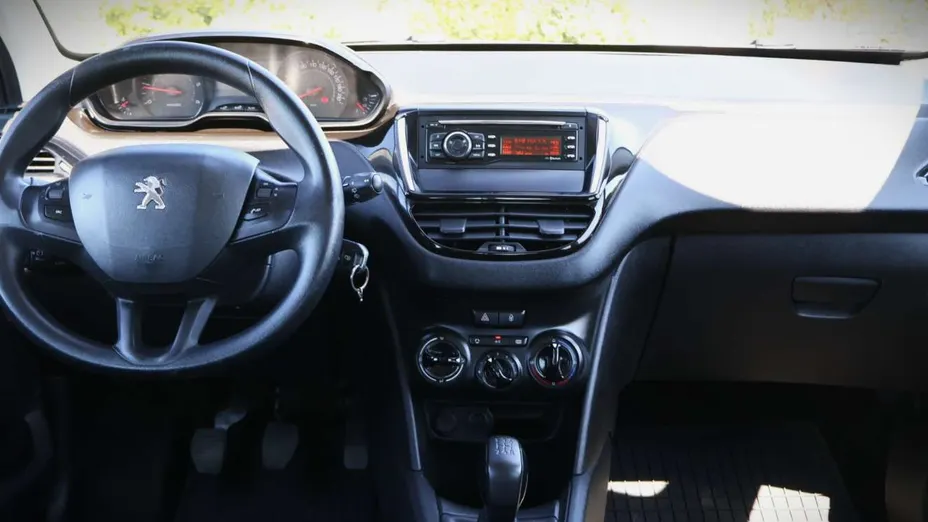 PEUGEOT 208 -