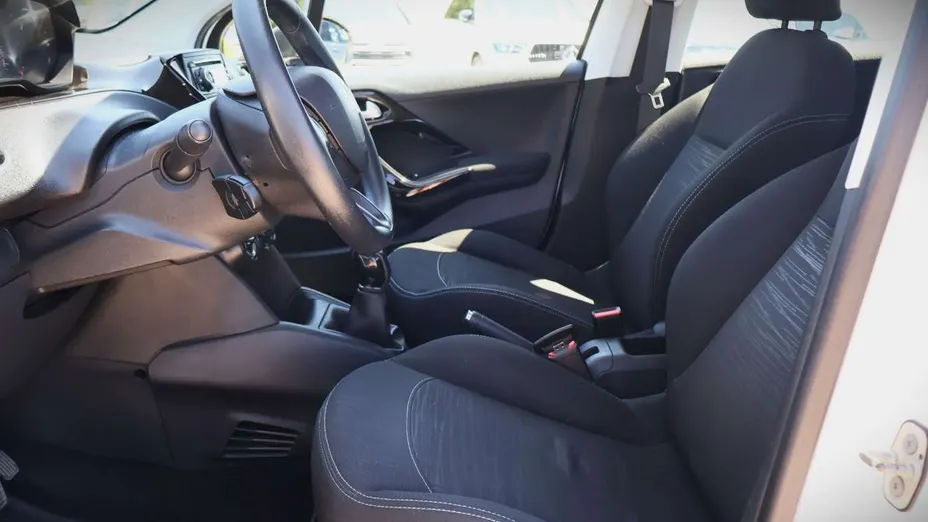 PEUGEOT 208 -