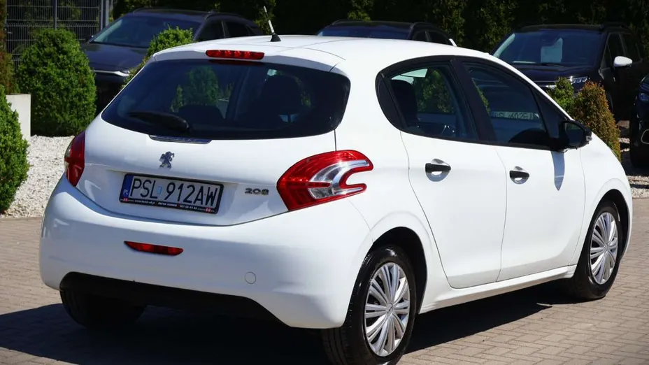 PEUGEOT 208 -
