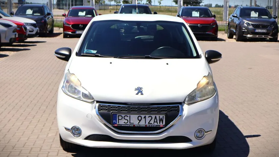 PEUGEOT 208 -