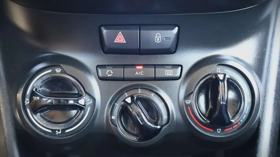 PEUGEOT 208 -