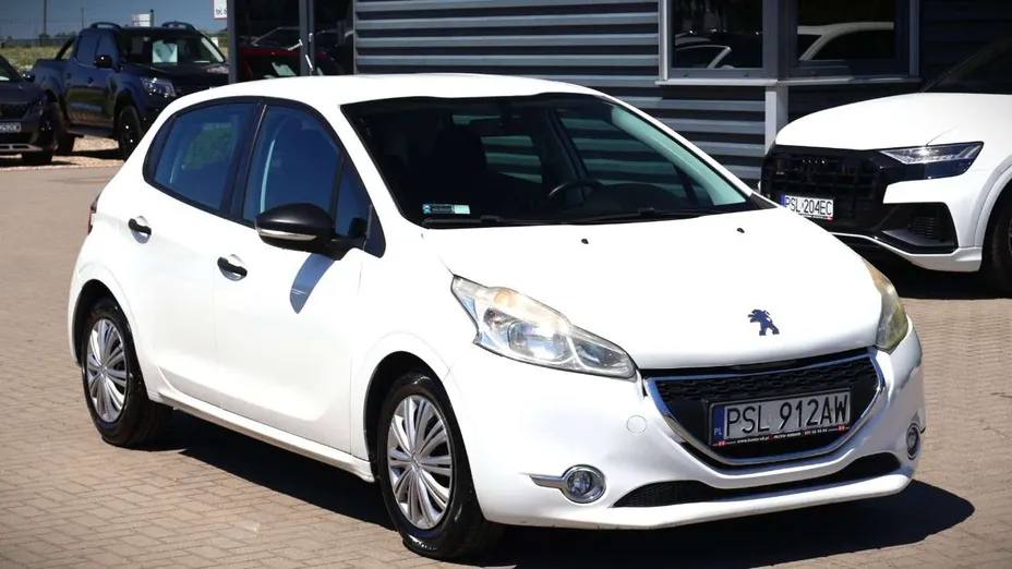 PEUGEOT 208 -