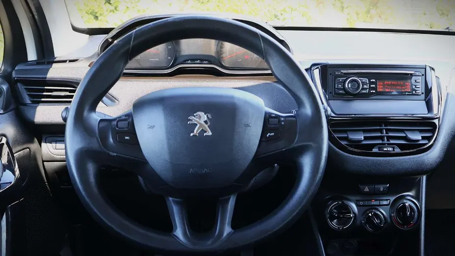 PEUGEOT 208 -