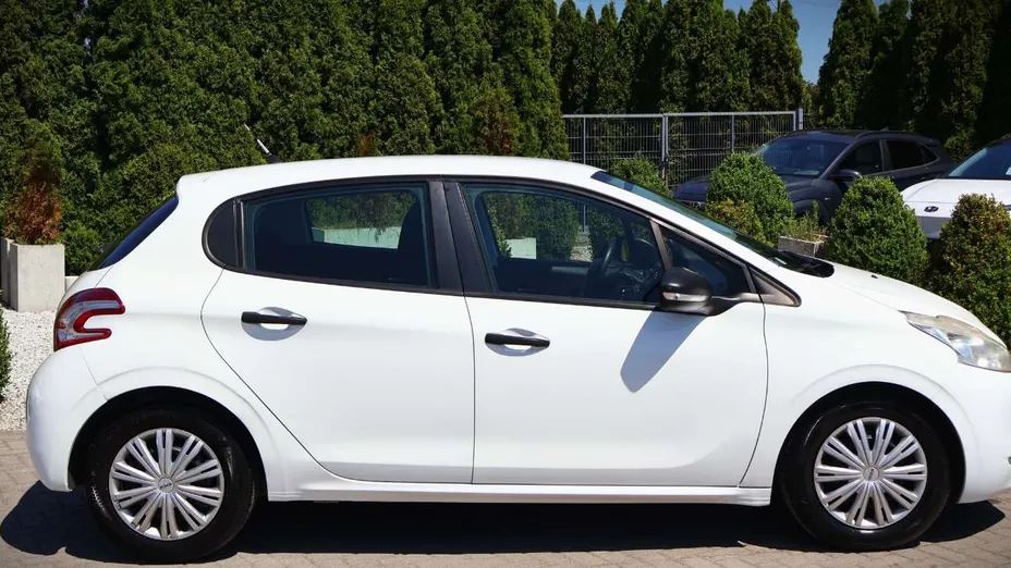 PEUGEOT 208 -