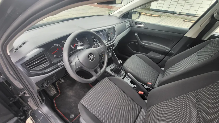 VOLKSWAGEN Polo -