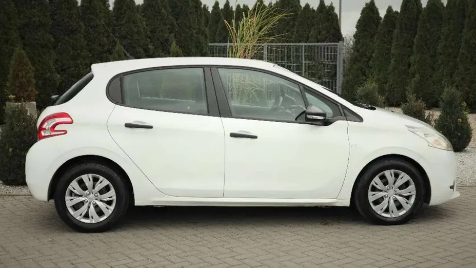 PEUGEOT 208 -