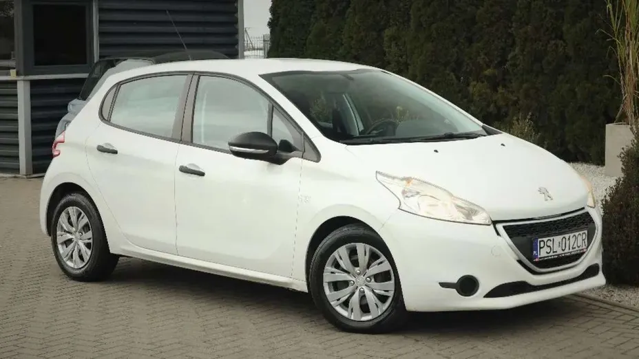 PEUGEOT 208 -