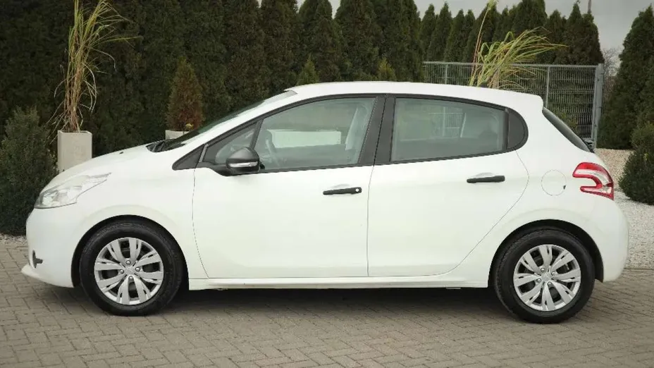 PEUGEOT 208 -