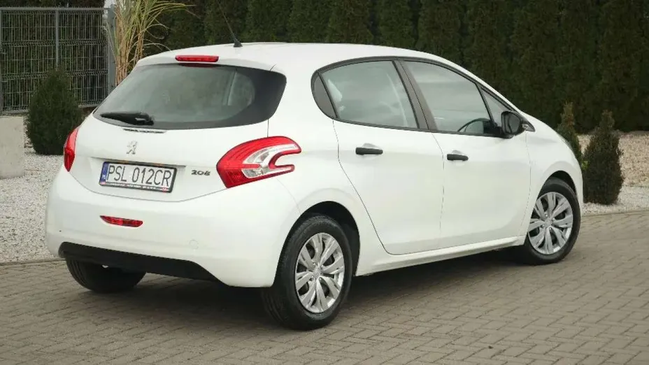PEUGEOT 208 -