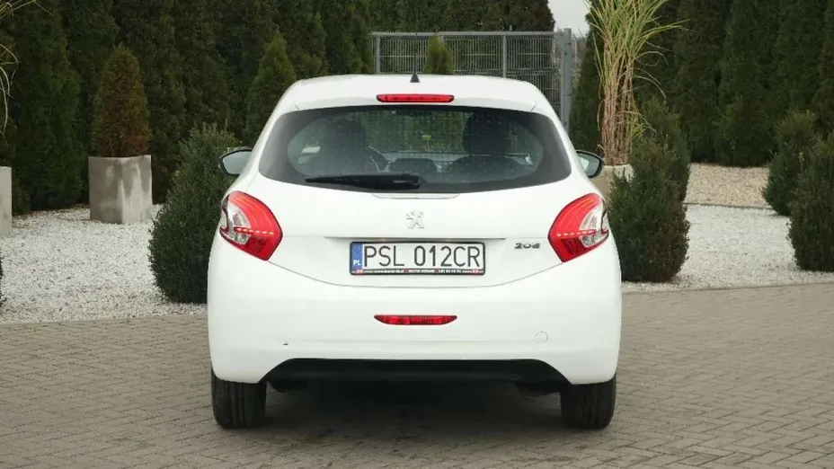 PEUGEOT 208 -