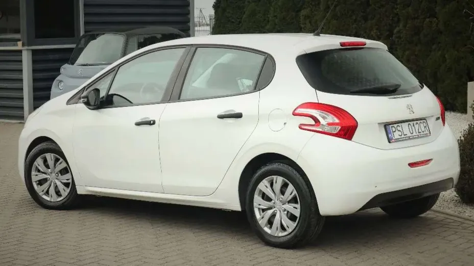 PEUGEOT 208 -