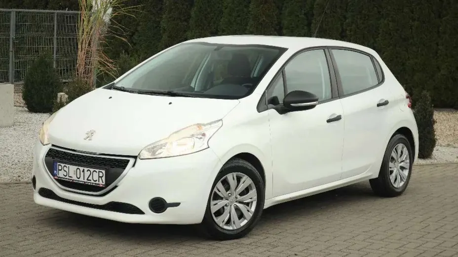 PEUGEOT 208 -