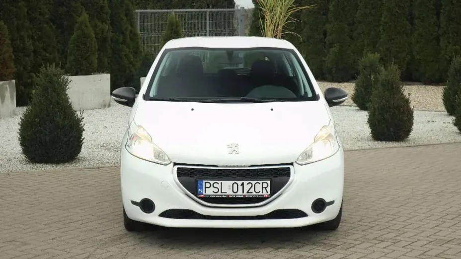 PEUGEOT 208 -