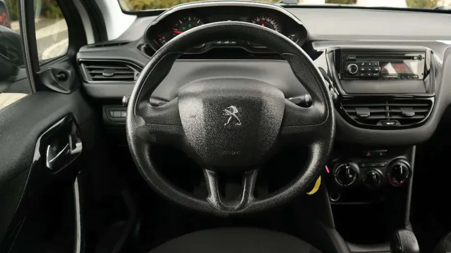PEUGEOT 208 -