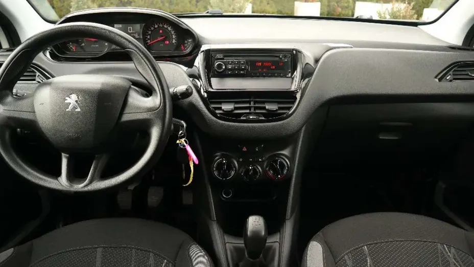 PEUGEOT 208 -