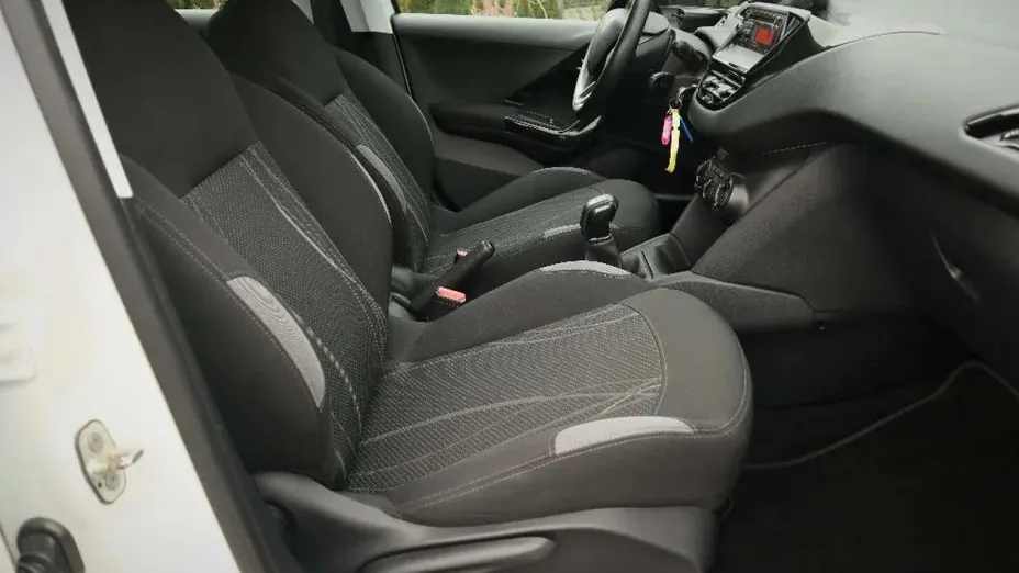PEUGEOT 208 -