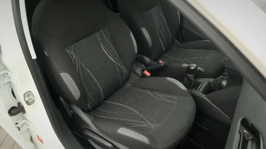 PEUGEOT 208 -