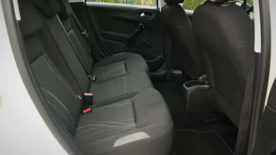 PEUGEOT 208 -