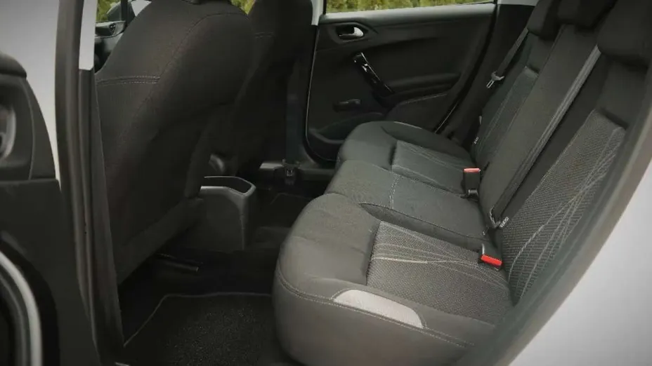 PEUGEOT 208 -
