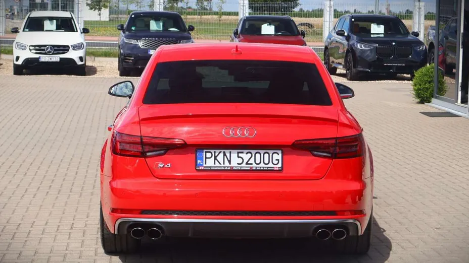 AUDI S4 -