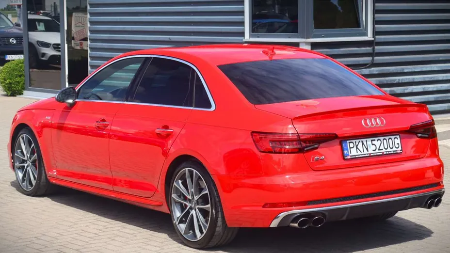 AUDI S4 -