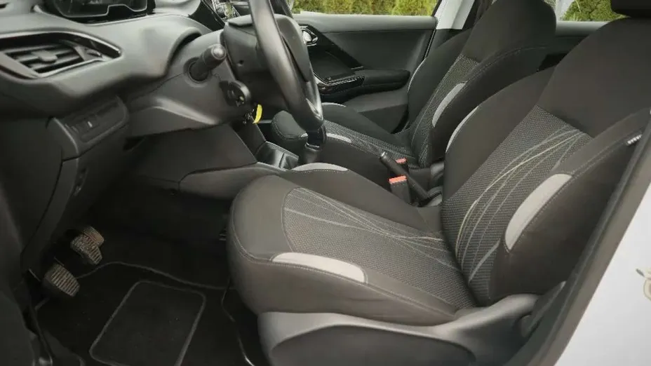 PEUGEOT 208 -