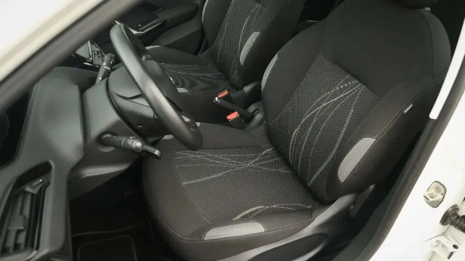 PEUGEOT 208 -